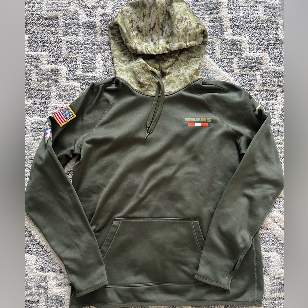 Woman’s Chicago bears hoodie